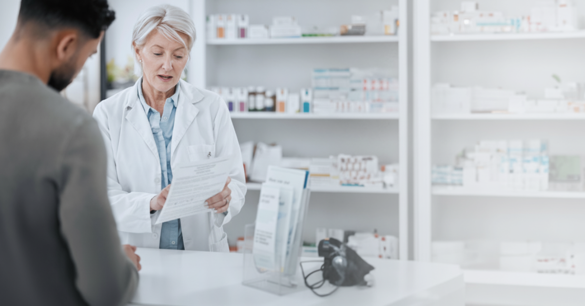 Une pharmacienne conseillant un patient atteint d'une MII
