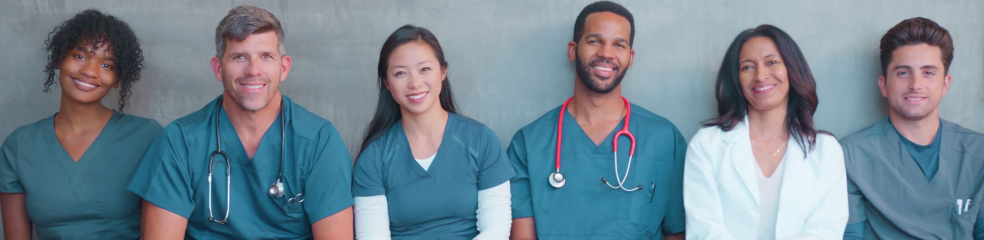 Un groupe de professionnels de la santé de diverses spécialités Un groupe de professionnels de la santé de diverses spécialités