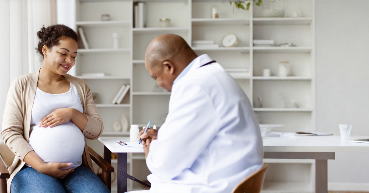 Un médecin qui rédige une prescription pour sa patiente enceinte