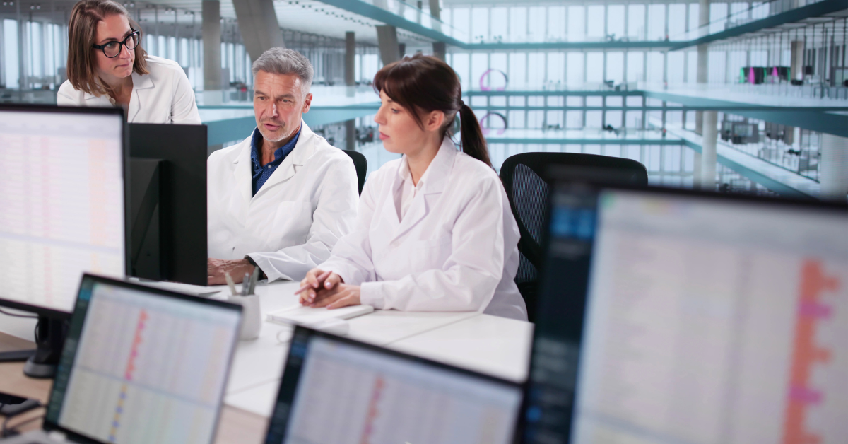 Un groupe de professionnels de la santé qui gèrent des données de santé