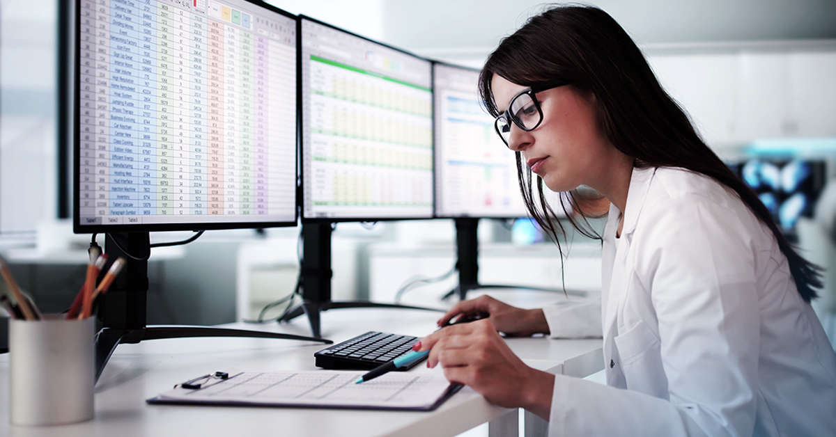 Une professionnelle de la santé qui gère des données à l'ordinateur